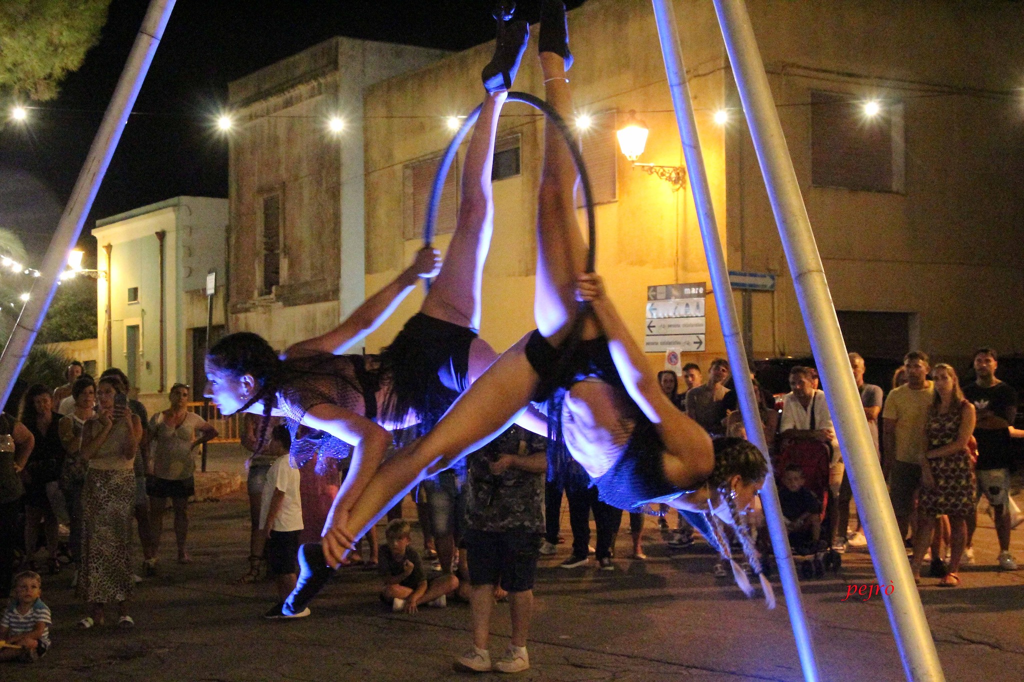 Aerial hoop duo-acrobatica-aerea-spettacolo-cerchio-aereo-artistidistrada-puglia-open-circus-puglia-japigia-wedding (1)