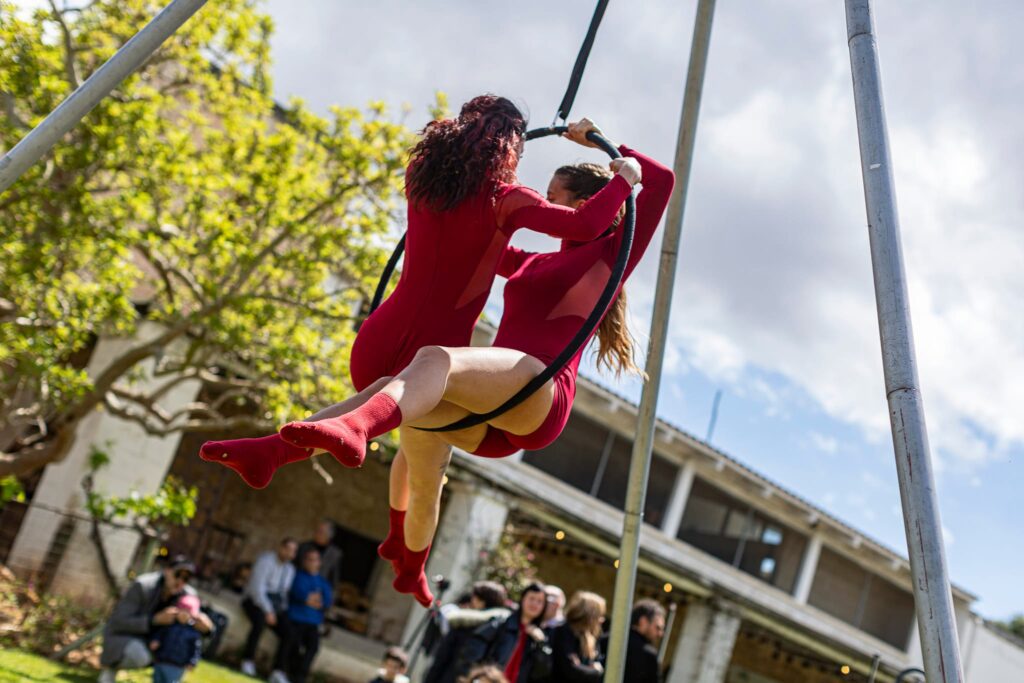 Spettacolo di Cerchio Aereo in Puglia: Trasforma il tuo evento con un’esibizione unica che unisce danza, acrobazie e magia. Ideale per matrimoni, feste private, sagre, eventi aziendali e cene spettacolo, questo show affascina con eleganza e potenza. Adatto a location al chiuso e all’aperto, richiede solo 4 metri di spazio. Emozione e unicità garantite!