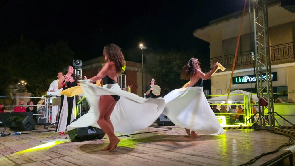 La danza è il linguaggio universale della terra, un’espressione ancestrale che celebra le tradizioni della Puglia, come la pizzica, la taranta, la quadriglia, e le danze rituali. Ogni movimento racconta una storia di radici profonde, un invito a vivere l'energia di un’arte senza tempo. Un’esperienza che unisce corpo e terra, un omaggio alle tradizioni che si tramandano da generazioni. Lasciati trasportare dal ritmo, immergiti in una festa che celebra la cultura e la storia attraverso la danza.
