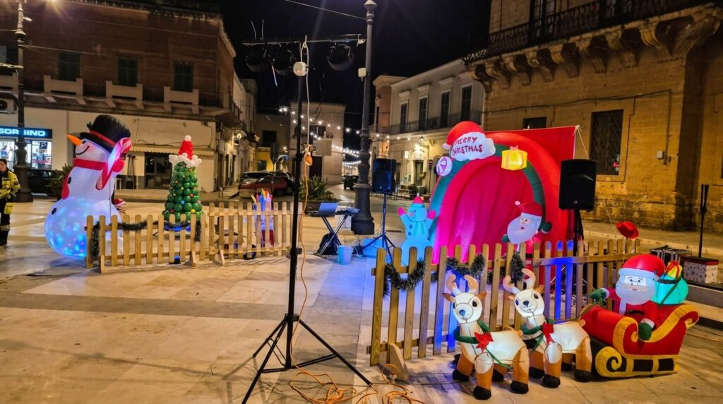 Babbo Natale, Elfi e trampolieri natalizi animano eventi in Puglia. Trono, parate, Nataline sui pattini e figure scenografiche per mercatini, centri commerciali, feste aziendali e manifestazioni comunali. Disponibili a Lecce, Brindisi, Taranto, Bari e Foggia. Combinazioni personalizzabili. Contattaci per un'offerta su misura!