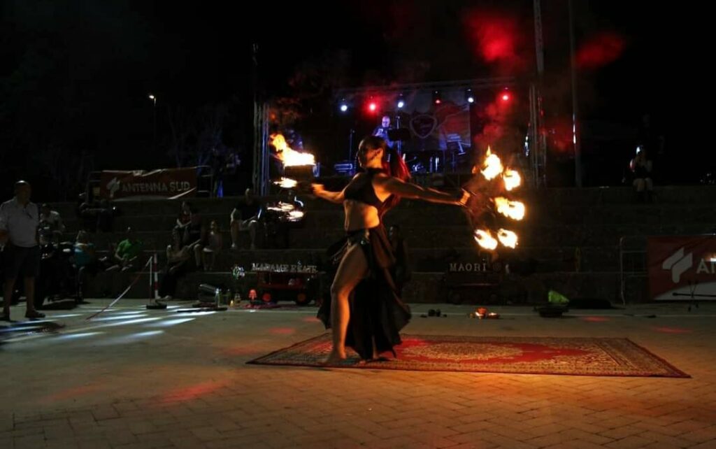 Scopri il nostro esclusivo Fire Show in Puglia, uno spettacolo mozzafiato che combina giocoleria e fuoco per creare un'esperienza visiva unica. Ideale per eventi di ogni tipo, il nostro spettacolo offre versatilità, tecnologia avanzata, e una performance ipnotica, il tutto con la massima attenzione alla sicurezza. Disponibile in Puglia e nelle regioni limitrofe, tra cui Lecce, Taranto, Brindisi e Bari. Perfetto per matrimoni, feste di compleanno, sagre e eventi aziendali. Contattaci per rendere il tuo evento indimenticabile.