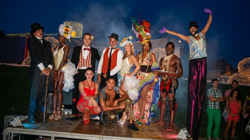 Il Mondo Magico del Circo: spettacolo per bambini e ragazzi con magia, cabaret, arte circense e teatro. Tre artisti professionisti creano un mix di comicità, effetti speciali e sorprese finali, per un’esperienza unica e coinvolgente. Impianto audio incluso.