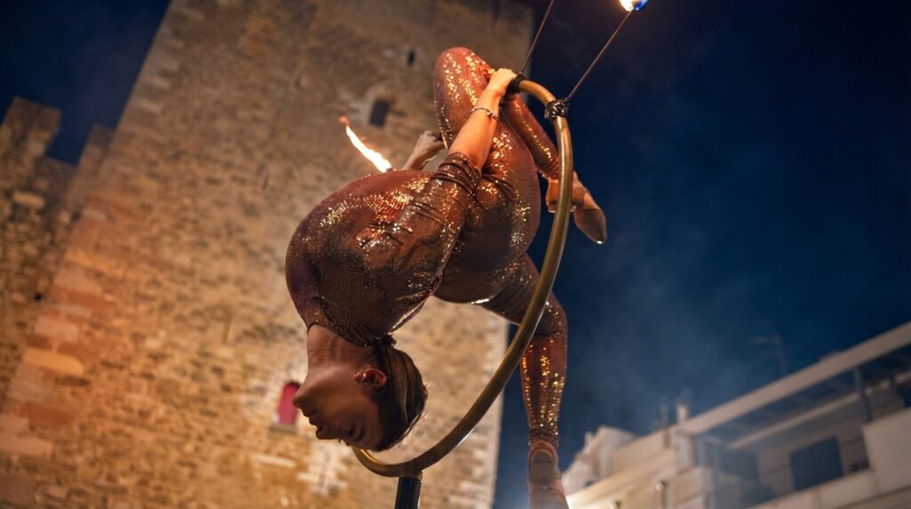 Madame Fire è una creatura della mitologia che si ritrova nelle favole che venivano narrate ai bambini attorno al fuoco o dinanzi a un camino prima di andare a dormire. Nella danza e nel folclore di tutti i popoli del mondo c’è sempre una strega pronta a domare il fuoco della vita, ilei danza e si nasconde tra quel fazzoletto di terra che divide l’ombra, dalla luce accecante del sole d’agosto. Il fuoco l’accompagna in ogni suo lungo viaggio, vola con grandi ali di falena, camminando sulle stelle cadenti, danzando con i pianeti.
Una guerriera luminosa, vestale delle fiamme, che porta in scena la passione del fuoco. Attraverso movimenti eleganti, prove di destrezza ed effetti mozzafiato, saprà dare quella scintilla all’evento, scaldando ed emozionando il pubblico grazie ala sua abilità e un tocco di dolcezza.