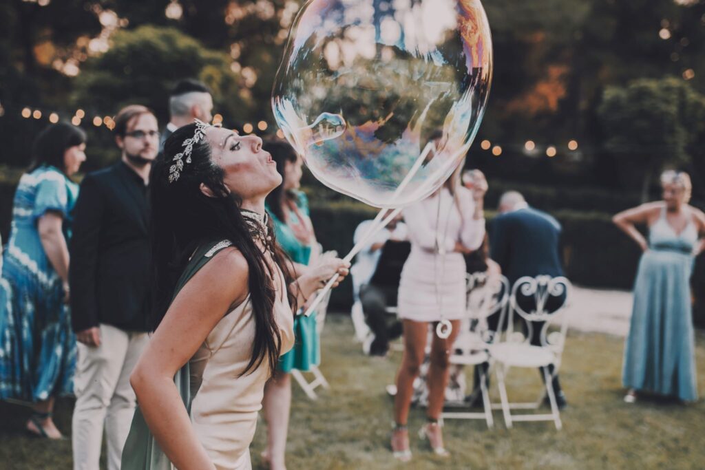 Spettacolo di bolle in Puglia: un evento perfetto per tutte le età, disponibile in versione classica e luminosa. Ideale per animare feste, eventi aziendali e manifestazioni in città come Bari, Lecce, Taranto e altre località pugliesi. Performance emozionanti con bolle giganti, giochi di luce e interazione con il pubblico. Disponibile per interni ed esterni, con durata tra 20 e 30 minuti. Perfetto per centri commerciali, feste di piazza e cerimonie.
