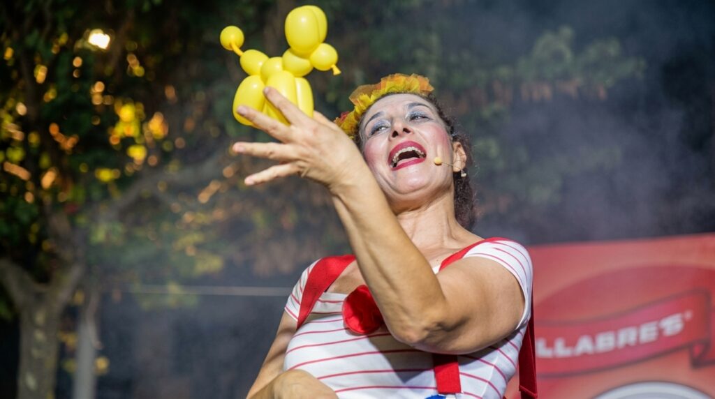 Spettacolo di clown e sculture di palloncini in Puglia con Lella Bretella. Un'esperienza inclusiva e interattiva adatta a tutti, dai bambini agli adulti, compresi ragazzi disabili. Disponibile per eventi privati, feste, matrimoni e sagre in città come Lecce, Brindisi, Taranto, Bari e Foggia.