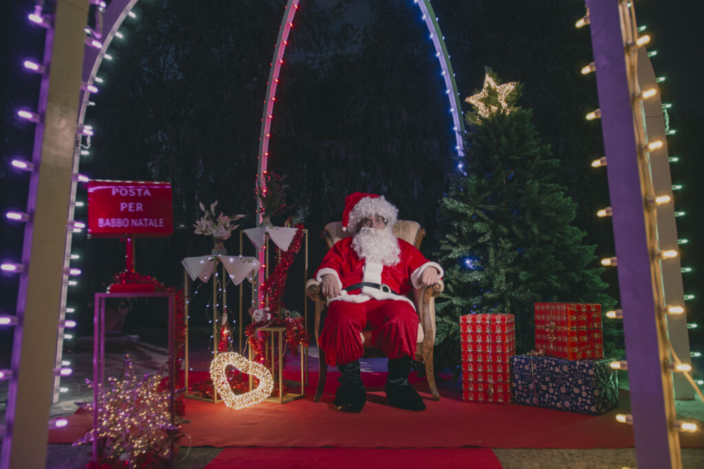 Allestimento villaggio di Babbo Natale