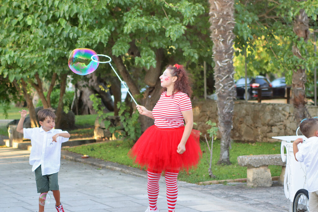 Spettacolo di bolle di sapone e clownerie in Puglia: Lella Bretella presenta uno show unico che unisce l'arte delle bolle di sapone alla comicità della clownerie, ideale per eventi come matrimoni, feste di compleanno, sagre e cene spettacolo. Disponibile in Puglia, Calabria e Basilicata, lo spettacolo offre diverse esibizioni: bolle romantiche, giocoleria con bolle di fuoco e bolle giganti su trampoli. Perfetto per intrattenere un pubblico di tutte le età, garantisce un’esperienza personalizzata e indimenticabile.