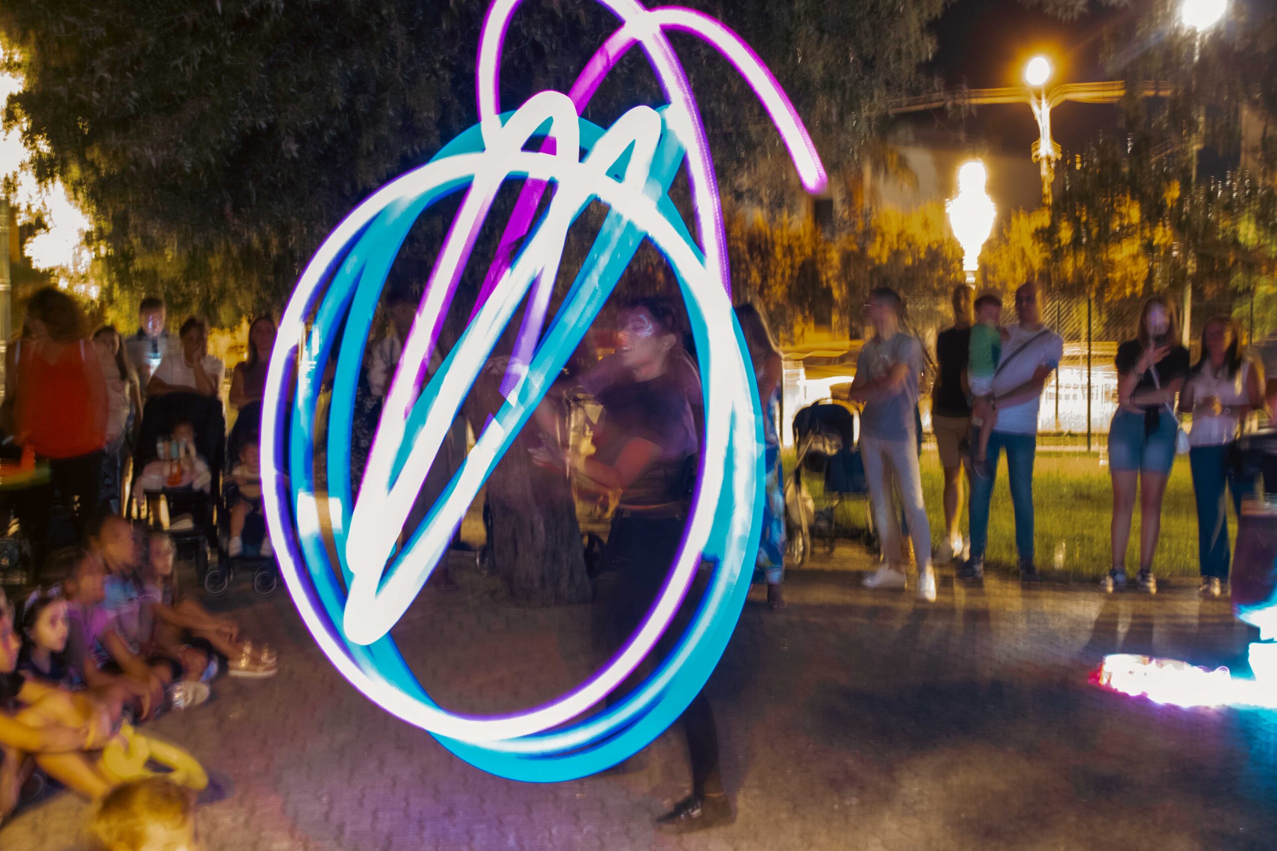 blue-lady-giocoleria-luminosa-spettacolo-artistidistrada-puglia