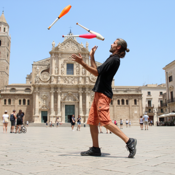 giocoliere-artistidistrada-lecce-puglia-piazza-duomo giocoliere-artistidistrada-lecce-puglia-piazza-duomo