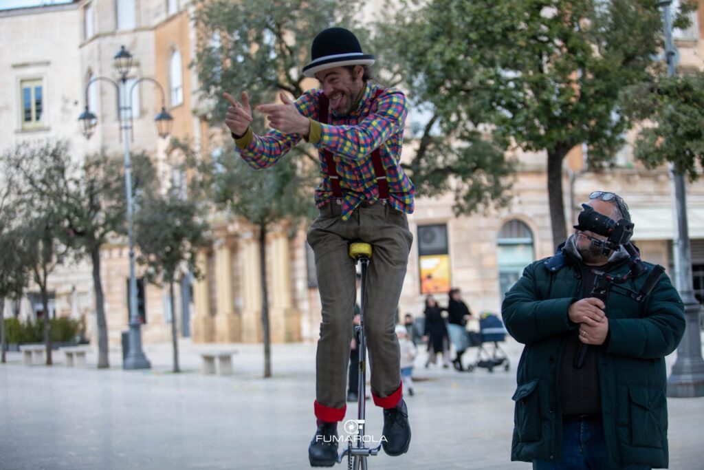 Quentin Il Giocoliere è uno spettacolo di circo teatro comico e interattivo in Puglia, adatto a bambini e adulti. Giocoleria, equilibrismo, comicità e improvvisazione per feste private, compleanni, sagre, matrimoni ed eventi aziendali. Durata massima 60 minuti, disponibile in Puglia, Basilicata, Campania e Molise.