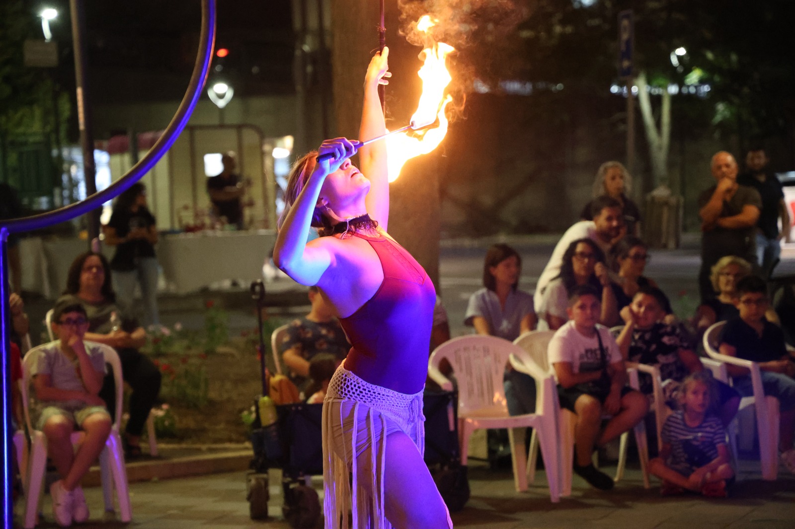 kumari-spettacolo-di-fuoco-lillipop-acrobatico-danza-del-fuoco-artistid i strada-puglia-open-circus-puglia-japigia-wedding (11)