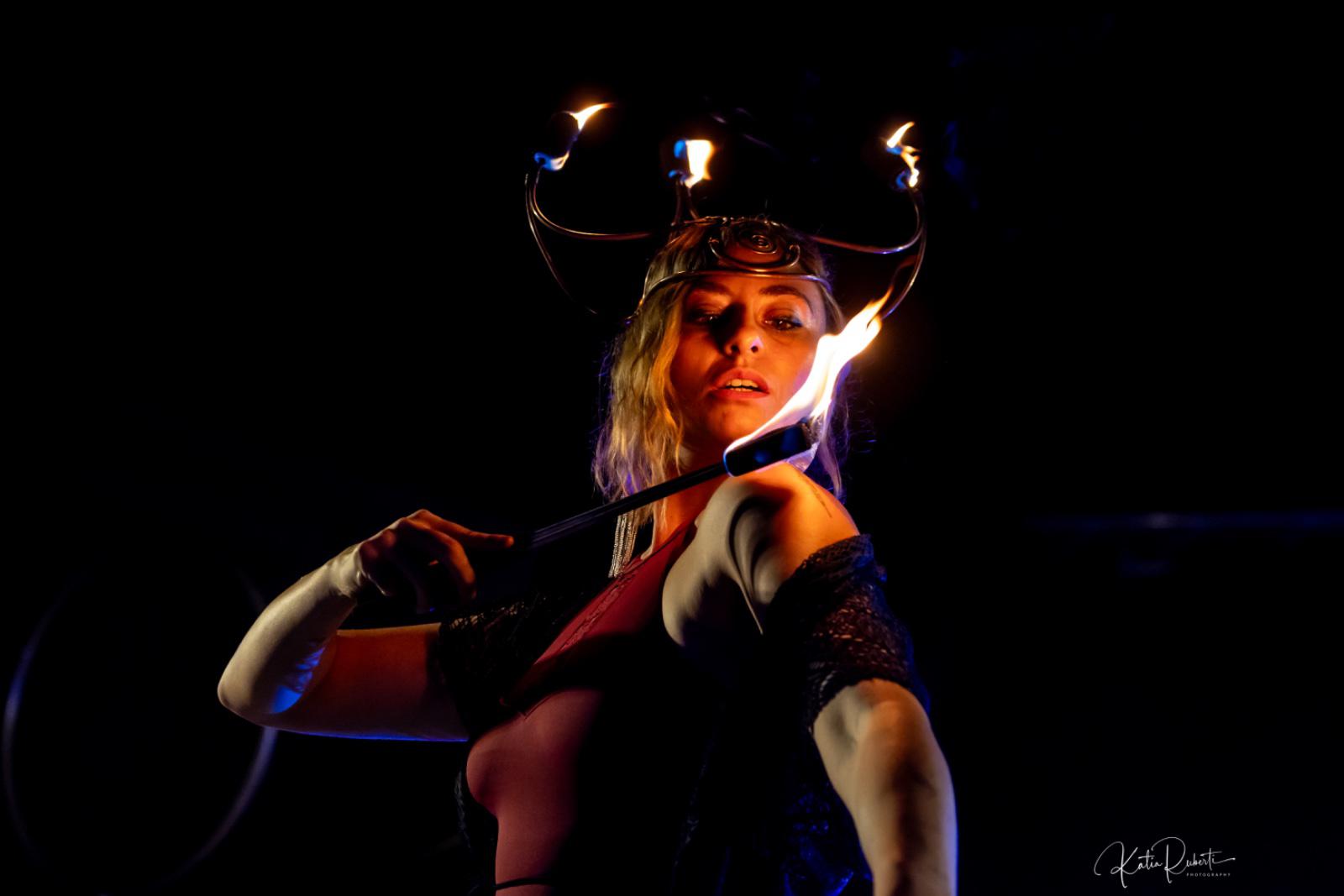 kumari-tra-cieo-fuoco-artistidistrada-puglia-open-circus-puglia-japigia-wedding (8)