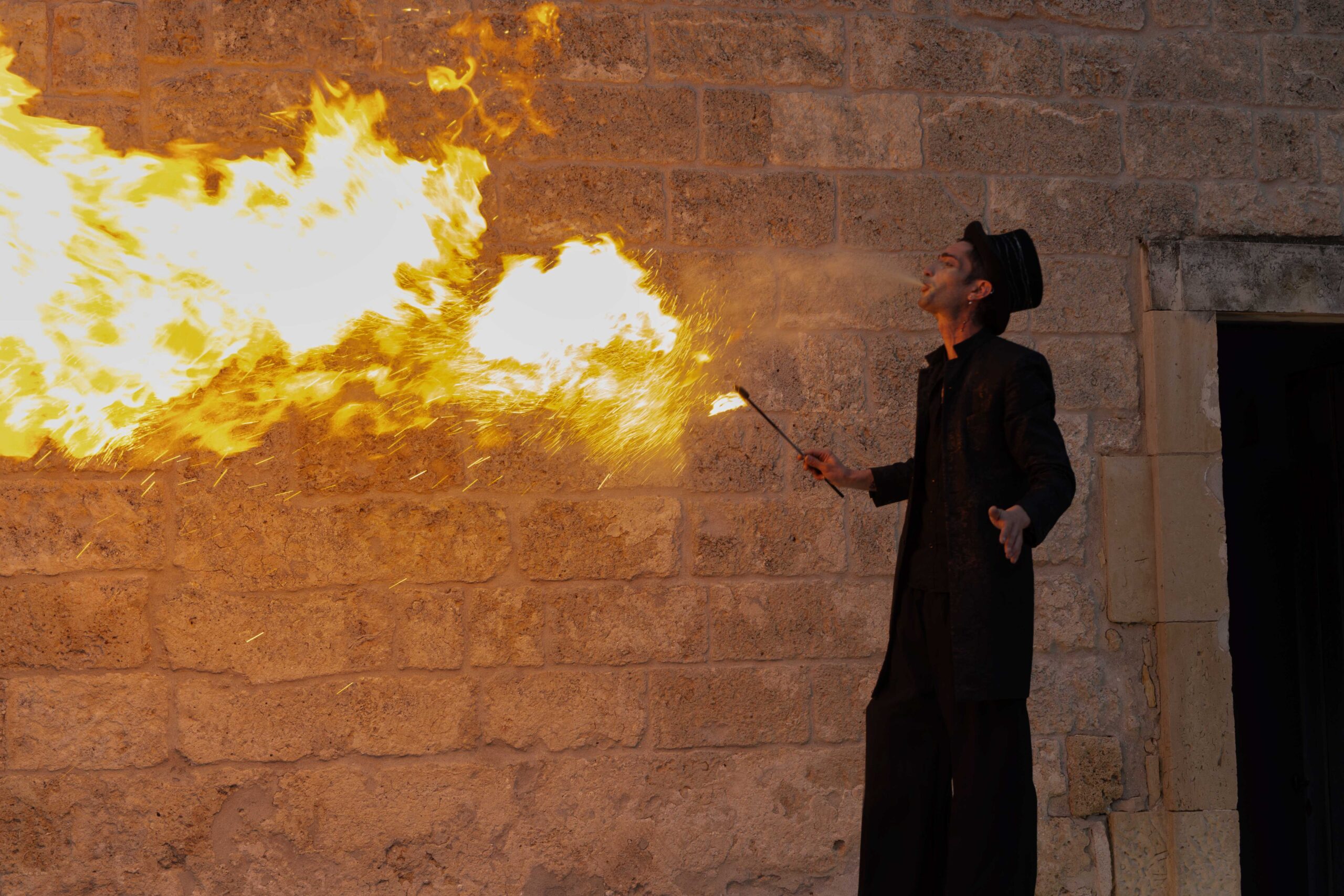 namas-sputafuoco-trampoliere-open-circus-puglia-japigia-wedding-artistidistrada-puglia (3)
