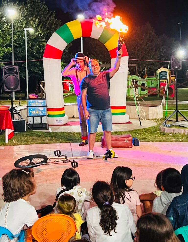 giocoliere-artistidistrada-puglia-eventi-esclusivi-puglia (2) giocoliere-artistidistrada-puglia-eventi-esclusivi-puglia (2)