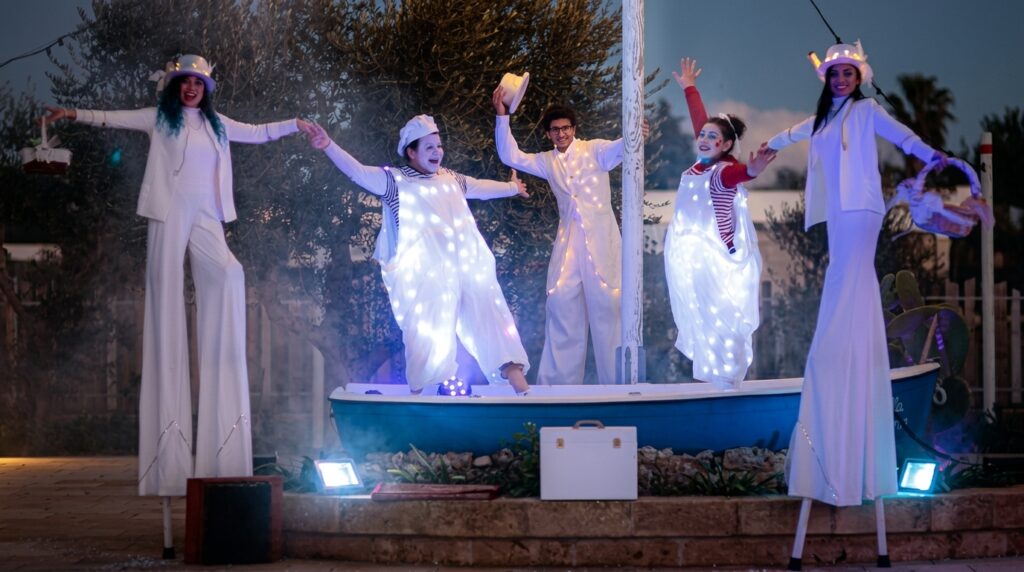 Sfilata di Babbo Natale: Animazione Natalizia con Trampolieri e Giocolieri
Partecipa alla sfilata di Babbo Natale con un’animazione natalizia unica! Una parata itinerante con trampolieri, acrobati, giocolieri e musicisti in costumi da Babbo Natale coinvolgerà bambini e famiglie con numeri spettacolari, giochi interattivi e gag comiche. L'evento natalizio perfetto per centri commerciali, mercatini e vie dello shopping. Un'esperienza magica da non perdere, con un gruppo di 5 artisti che portano la magia del Natale in ogni angolo!