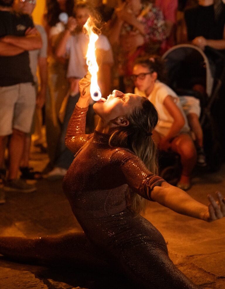 kumari-spettacolo-fuoco-mangiafuoco-artistidistrada-puglia kumari-spettacolo-fuoco-mangiafuoco-artistidistrada-puglia
