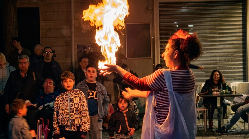 Spettacolo di fuoco, bolle di sapone e giocolieri su trampoli in Puglia, ideale per feste private, matrimoni, eventi aziendali, sagre e compleanni. Un'esperienza interattiva e coinvolgente che combina arte circense e intrattenimento per un evento indimenticabile, adatto a grandi e bambini.