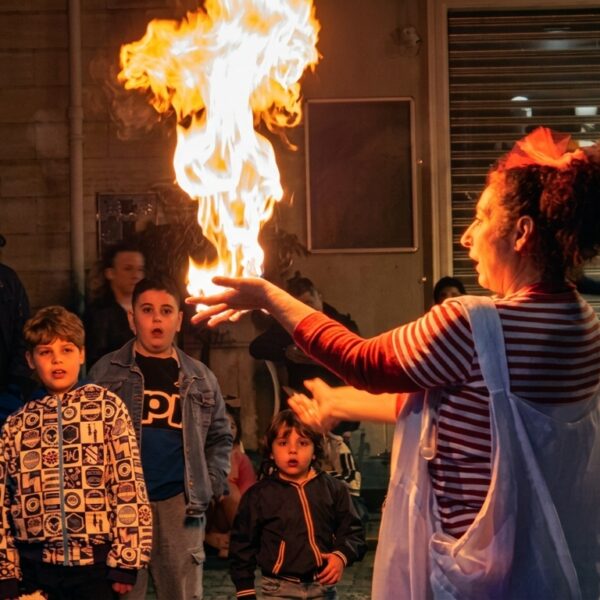lella-bretella-fuoco-circo-contemporaneo-puglia-twinsdudios-events lella-bretella-fuoco-circo-contemporaneo-puglia-twinsdudios-events