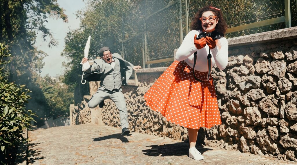 Papillon le Burlon e Lella Bretella: Fotografi e Intrattenitori per Eventi Indimenticabili. Cerchi un modo originale per rendere il tuo matrimonio o evento speciale? Papillon le Burlon, il fotografo creativo, e la sua assistente Lella Bretella portano un tocco di divertimento e allegria a ogni celebrazione! Offriamo un servizio fotografico unico, allestendo un set originale con una cornice alta due metri e cappelli eccentrici. Con attrezzatura di alta qualità e una professionalità impeccabile, catturiamo momenti spontanei e divertenti, garantendo stampe fotografiche immediatamente disponibili e di lunga durata. Ideale per matrimoni, feste di compleanno, eventi aziendali e celebrazioni private, il nostro servizio è pensato per intrattenere gli ospiti senza essere invadenti. Contattaci per rendere il tuo evento memorabile con ricordi unici e divertenti!
