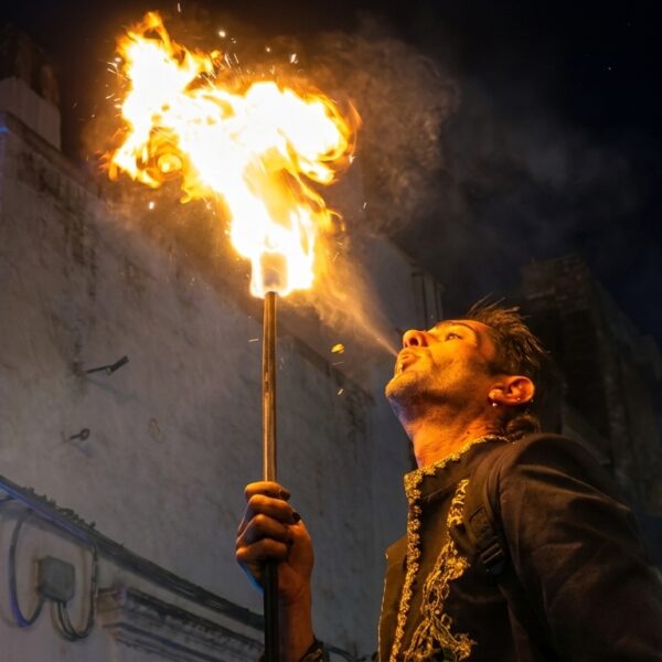 namas-sputafuoco-mangiafuoco-artistidistrada-puglia (3) namas-sputafuoco-mangiafuoco-artistidistrada-puglia (3)