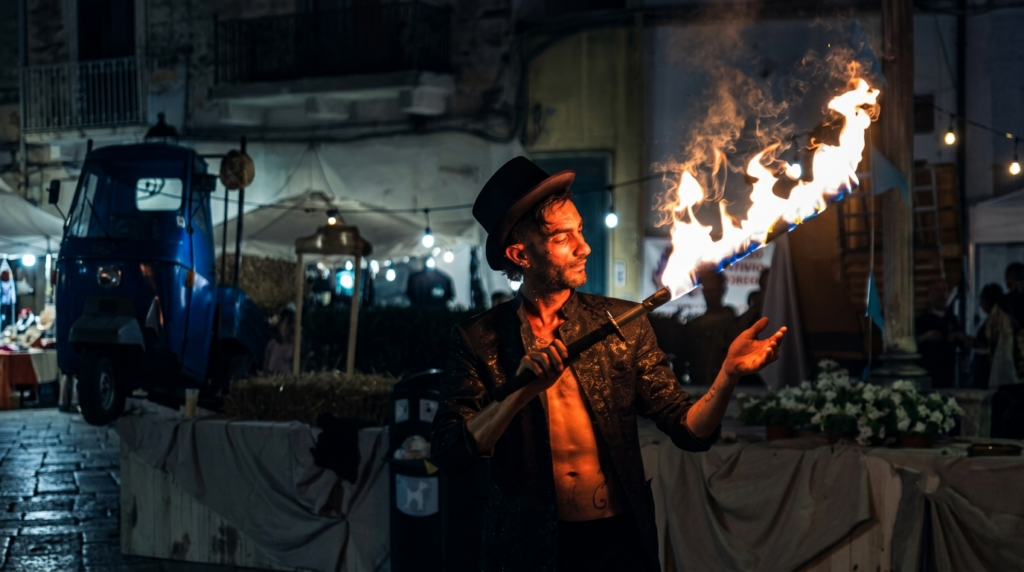 Parata itinerante a tema circo in Puglia, organizzata da Open Circus Puglia, con artisti di strada che offrono spettacoli di giocoleria, trampoli, hula hoop, flow art, monociclo e pattinaggio artistico. Questo evento dinamico e coinvolgente, ideale per feste di piazza, eventi aziendali e sfilate di Carnevale, unisce tradizione circense e innovazione, creando un'esperienza unica e interattiva per il pubblico.