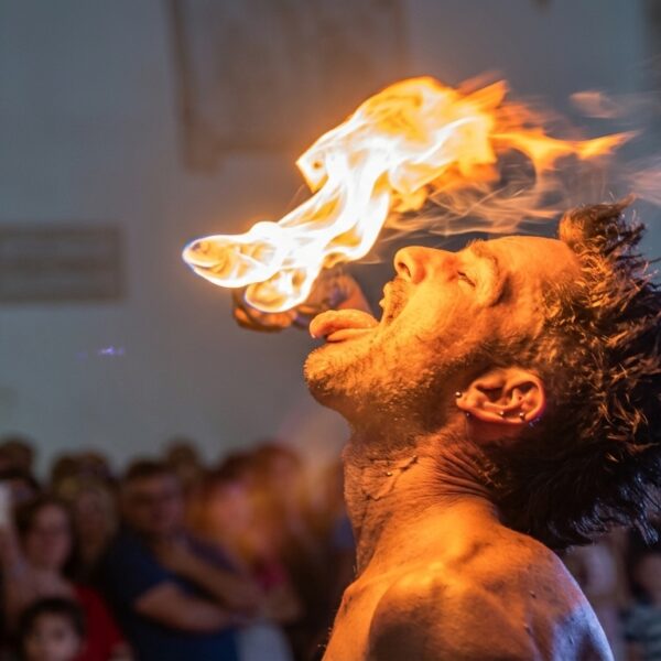 Namas-sputafuoco-mangia-fuoco-puglia-lecce-artista-di-strada-eventi-esclusivi-opem-virci-puglia-lecce (4) Namas-sputafuoco-mangia-fuoco-puglia-lecce-artista-di-strada-eventi-esclusivi-opem-virci-puglia-lecce (4)