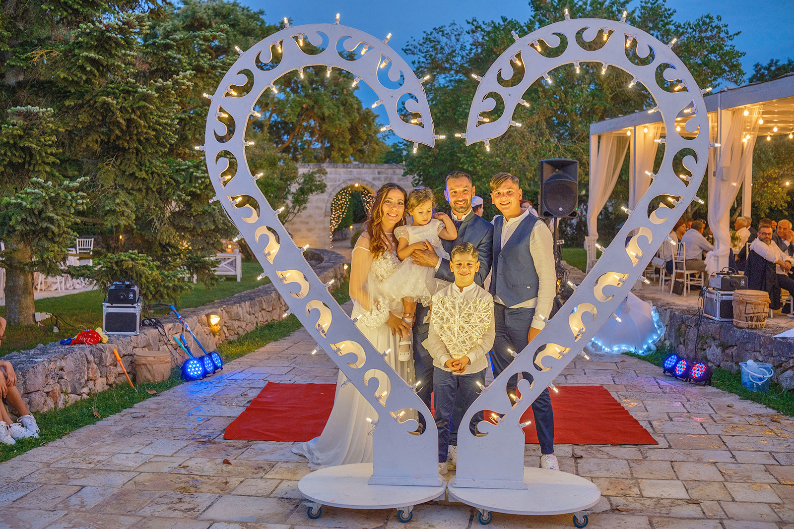 un-cuore-grande-cosi-matrimonio-artistidistrada-puglia-open-circus-puglia-japigiawedding-lella-bretella-papillon-le-burlon-alla-ricerca-della-felicita (15)