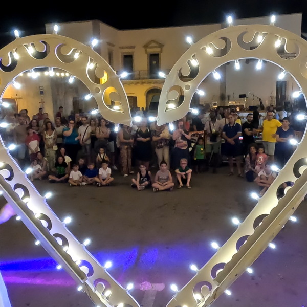 un-cuore-grande-cosi-spettacolo-in-piazza-villaggio-turistico-eventi-esclusivi-artisti-di-strada-puglia (4) un-cuore-grande-cosi-spettacolo-in-piazza-villaggio-turistico-eventi-esclusivi-artisti-di-strada-puglia (4)